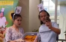 6 Potret Kang Mus Alias Epy Kusnandar dan Istri Jualan Takjil di Bazar Ramadan, Kompak Pakai Bando QRIS dengan Omzet Jutaan Rupiah