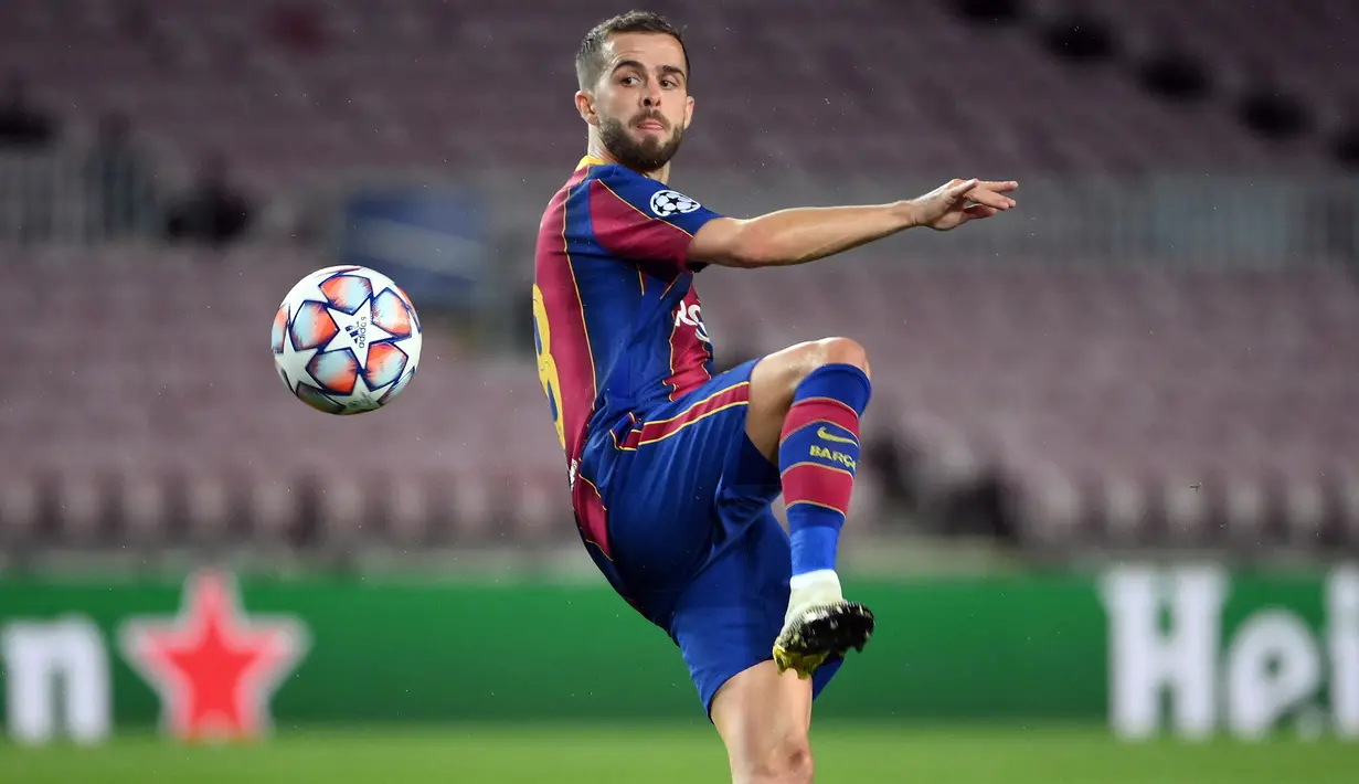 Miralem Pjanic. Gelandang Bosnia Herzegovina berusia 32 tahun yang sejak awal musim 2020/2021 bergabung debngan Barcelona usai meninggalkan Juventus ini tercatat menjadi salah satu pemaini uzur dengan nilai transfer termahal hingga saat ini. Di usianya yang menginjak 30 tahun pada awal musim 2020/2021 Barcelona rela mengeluarkan mahar senilai 60 juta euro atau kini setara Rp891 miliar untuk mendatangkannya dari Juventus. (AFP/Lluis Gene)