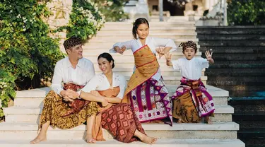 Pernikahan Happy Salma dengan pria berdarah Bali sudah berjalan selama 13 tahun. Merayakan hari spesial itu, mereka melakukan pemotretan bersama kedua anaknya. Dengan mengambil latar sebuah halaman bangunan yang estetik, dua buah hatinya berpose dengan gerakan ikonik penari Bali. (Liputan6.com/IG/@happysalma)