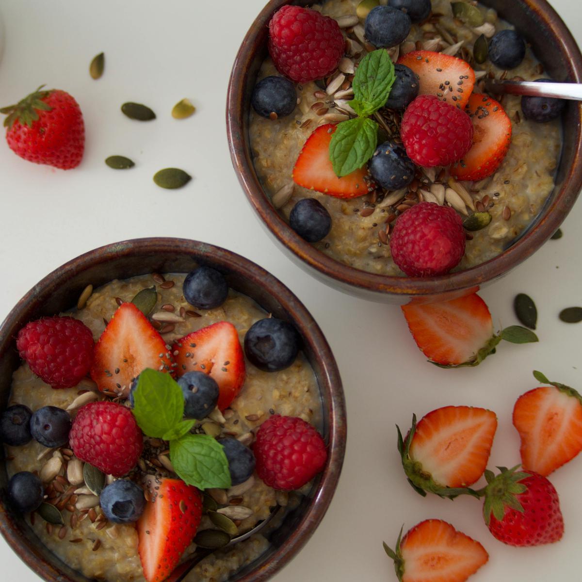 oatmeal dengan topping buah-buahan
