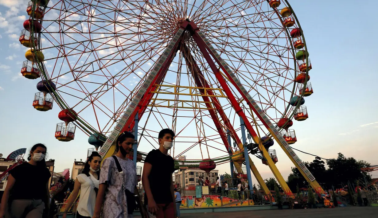 Warga terlihat di sebuah taman hiburan yang dibuka kembali di Istanbul, Turki, pada Senin (6/7/2020). Semua taman hiburan dan taman bermain di Turki pada Senin (6/7) dibuka kembali saat pemerintah melonggarkan lebih lanjut pembatasan terkait COVID-19. (Xinhua/Osman Orsal)