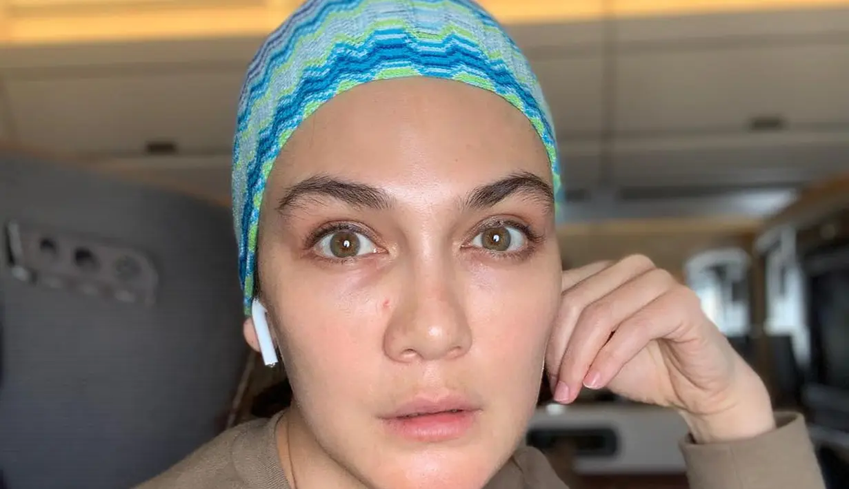 Meski tanpa makeup, Luna Maya tetap percaya diri dengan penampilannya. Penampilan Luna saat tampil tanpa makeup ini lantas selalu mendapat pujian dari para fans. (Liputan6.com/IG/@lunamaya)