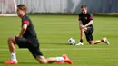 Bek Bayern Muenchen, Philipp Lahm (kanan) saat sesi latihan di Allianz Arena, Munich, Jerman (11/5/2015). Bayern Muenchen akan menantang Barcelona di leg kedua semifinal Liga Champions. (Reuters/Michaela Rehle)
