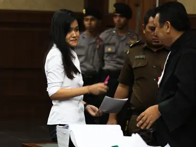 Terdakwa Jessica Kumala Wongso berbincang dengan kuasa hukumnya saat sidang lanjutan kasus kematian Wayan Mirna Salihin di Pengadilan Negeri Jakarta Pusat, Senin (29/8). (Liputan6.com/Faizal Fanani)