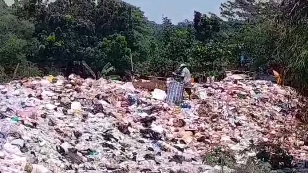 Sampah setinggi kurang lebih lima meter menumpuk di TPS liar yang jaraknya dekat dengan permukiman warga di Kranggan, Jatisampurna, Kota Bekasi.