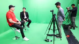 Suasana wawancara eksklusif awak media Bola.com dengan kiper legendaris Manchester United, Peter Schmeichel, di SCTV Tower, Jakarta, Jumat (4/8/2023). (Bola.com/M Iqbal Ichsan)