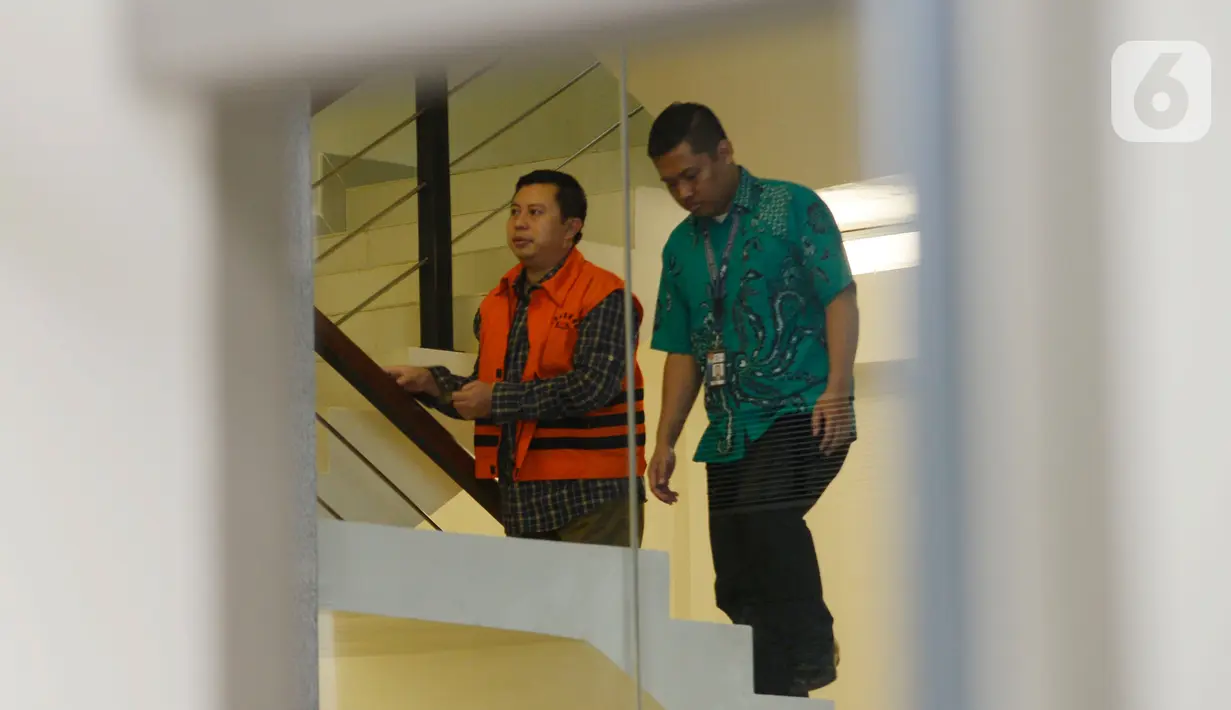 Staf Sekjen PDIP Hasto Kristiyanto, Saeful Bahri (kiri) tiba di Gedung KPK, Jakarta, Jumat (14/2/2020). Saeful Bahri diperiksa sebagai tersangka terkait kasus dugaan penerimaan hadiah atau janji penetapan anggota DPR Terpilih 2019-2024. (merdeka.com/Dwi Narwoko)