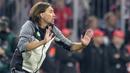 Pelatih Wolfsburg, Martin Schmidt, memberikan arahan kepada anak asuhnya saat melawan Bayern Munchen pada laga Bundesliga, di Stadion Allianz, Kamis (22/9/2017). Bayern Munchen ditahan imbang 2-2 oleh VfL Wolfsburg. (AP/Matthias Balk)