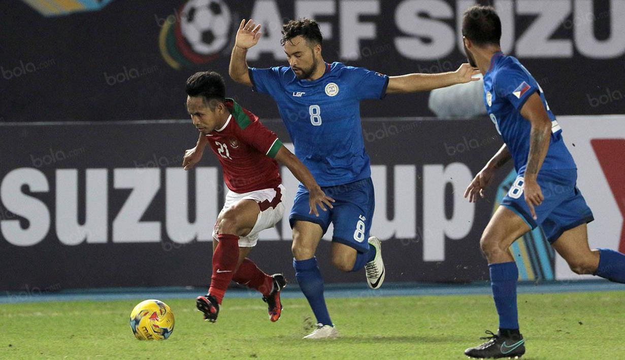 Gelandang Timnas Indonesia, Andik Vermansah, berusaha melewati hadangan pemain Filipina pada laga Piala AFF 2016 di Philippine Sports Stadium, Filipina, Selasa (22/11/2016). Kedua tim bermain imbang 2-2. (Bola.com/Nicklas Hanoatubun)