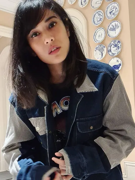 "Kita dalam masa kritis (virus Corona) jadi kayak zaman perang. Walaupun menasihati diri sendiri kadang kita juga memaklumi nggak seproduktif biasanya. Wajar stres nggak bisa produktif melakukan apapun. Ini dunia lagi sedih dan menegangkan," imbuhnya. (Instagram/therealdisastr)