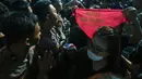 Sejumlah aparat kepolisian berjaga menghadapi massa demonstrasi Hari Sumpah Pemuda di kawasan Dukuh Atas, Jalan Jenderal Sudirman, Jakarta Pusat, Rabu (28/10/2026). Petugas berupaya mengendalikan situasi ketika massa mencoba menerobos barikade. (KLY/Budy Santoso)