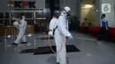 Petugas kesehatan melakukan peyemprotan disinfektan di bagian dalam Gedung KPK, Jakarta, Rabu (18/3/2020). Penyemprotan dilakukan untuk mencegah penyebaran virus corona COVID-19. (merdeka.com/Dwi Narwoko)