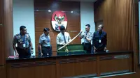 Polri serahkan pedang emas pemberian Raja Salman ke KPK. (Liputan6.com/Fachrur Rozie)