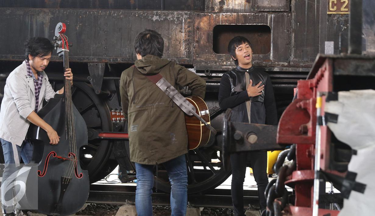 Salah satu adagen band D'Masiv saat pembuatan video klip single terbaru mereka berjudul Melodi di Museum Transportasi, TMII, Jakarta, Senin (14/11). Lagu Melodi ini merupakan single kedua dari Orange Album. (Liputan6.com/Herman Zakaria)