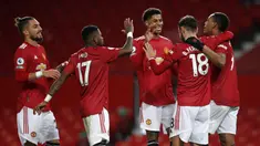Para pemain Manchester United merayakan gol ke-6 yang dibuat gelandang Bruno Fernandes ke gawang Leeds United dalam laga lanjutan Liga Inggris 2020/21 pekan ke-14 di Old Trafford Stadium, Minggu (20/12/2020). Manchester United menang 6-2 atas Leeds United. (AFP/Clive Brunskill/Pool)