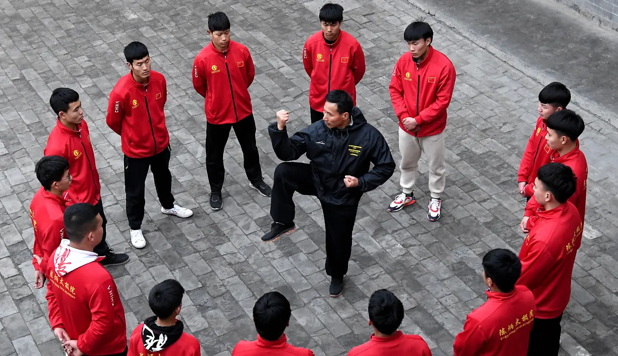 Pelatih mendemonstrasikan gerakan Taichi atau Taijiquan di sebuah sekolah seni bela diri tradisional di Chenjiagou, Kota Jiaozuo, Provinsi Henan, China pada 14 Desember 2020. Masuknya Tai Chi menandai bahwa China kini memiliki 42 warisan budaya takbenda dalam daftar tersebut. (Xinhua/Li An)