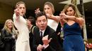 Pembawa acara Golden Globe Awards ke-74, Jimmy Fallon berpose dengan Miss Golden Globes 2017, Sistine, Scarlet dan Sophia Stallone dalam persiapan Golden Globe Awards di Beverly Hilton, Beverly Hills,(4/1). (Chris Pizzello/Invision/AP)