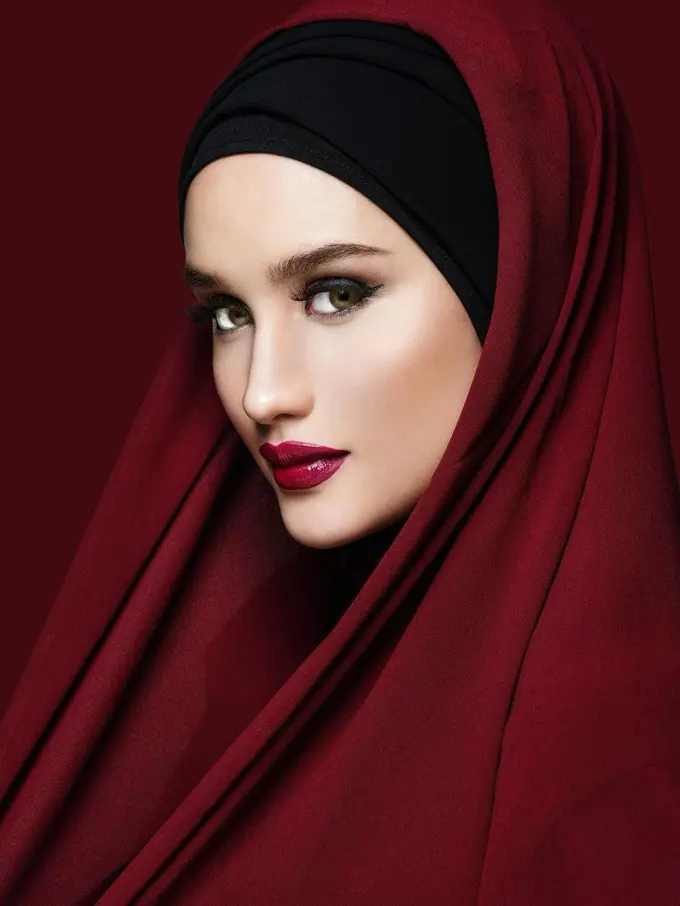 Potret Cantik Cinta Laura dengan Hijab Merah Layaknya Perempuan Timur Tengah