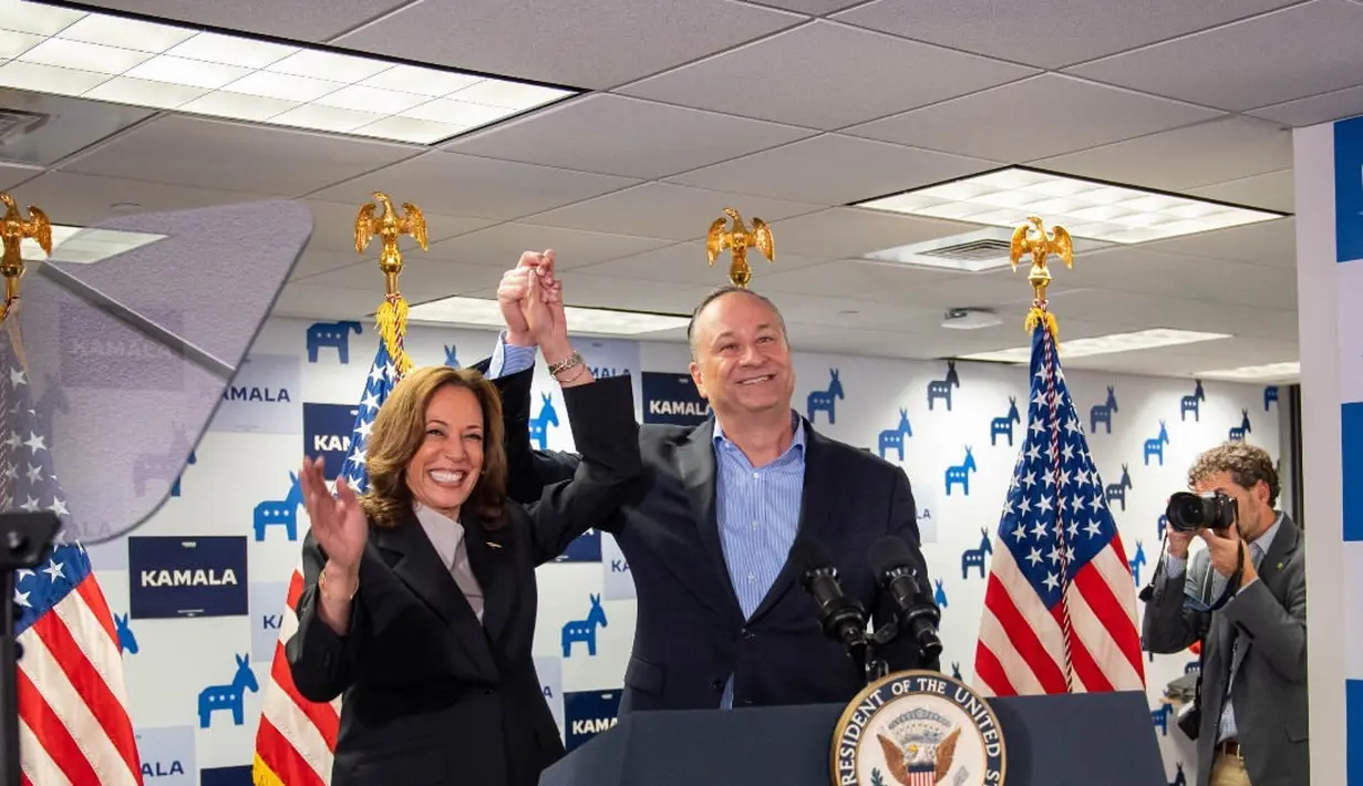 Di sini, Kamala Harris memadukan blazer dan celana panjang hitam yang serasi dengan inner abu-abu berkerah tinggi. [Foto: Instagram/kamalaharris]