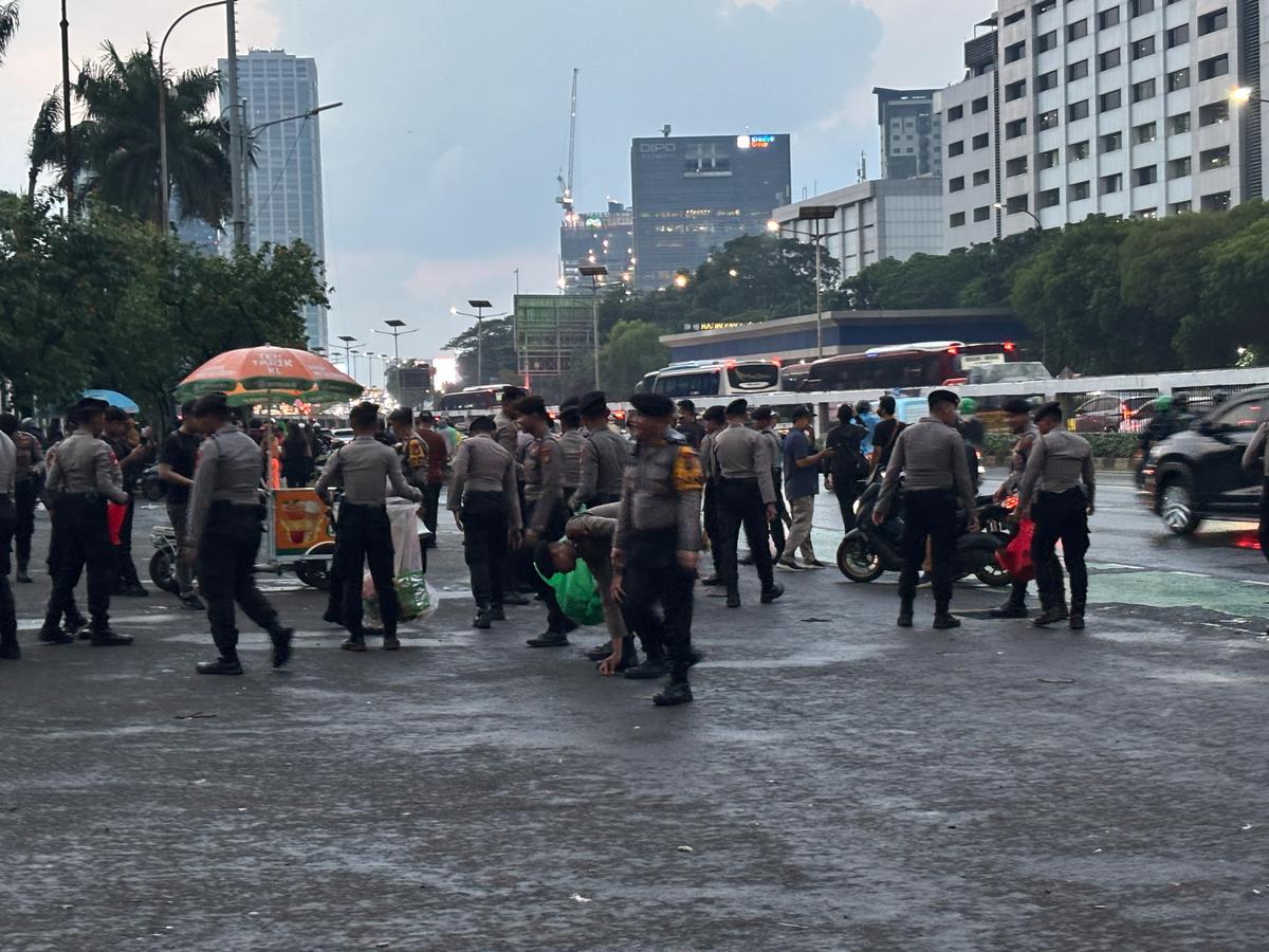 Demo Mahasiswa di Depan Gedung DPR Bubar dengan Tertib, Arus Lalu Lintas Kembali Normal