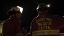 Petugas pemadam kebakaran berada di lokasi terjadinya kebakaran di sebuah panti jompo swasta di Caracas, Venezuela, Minggu (23/8/2015) waktu setempat. Delapan orang penghuni panti tewas dalam peristiwa tersebut. (AFP PHOTO/JUAN BARRETO)