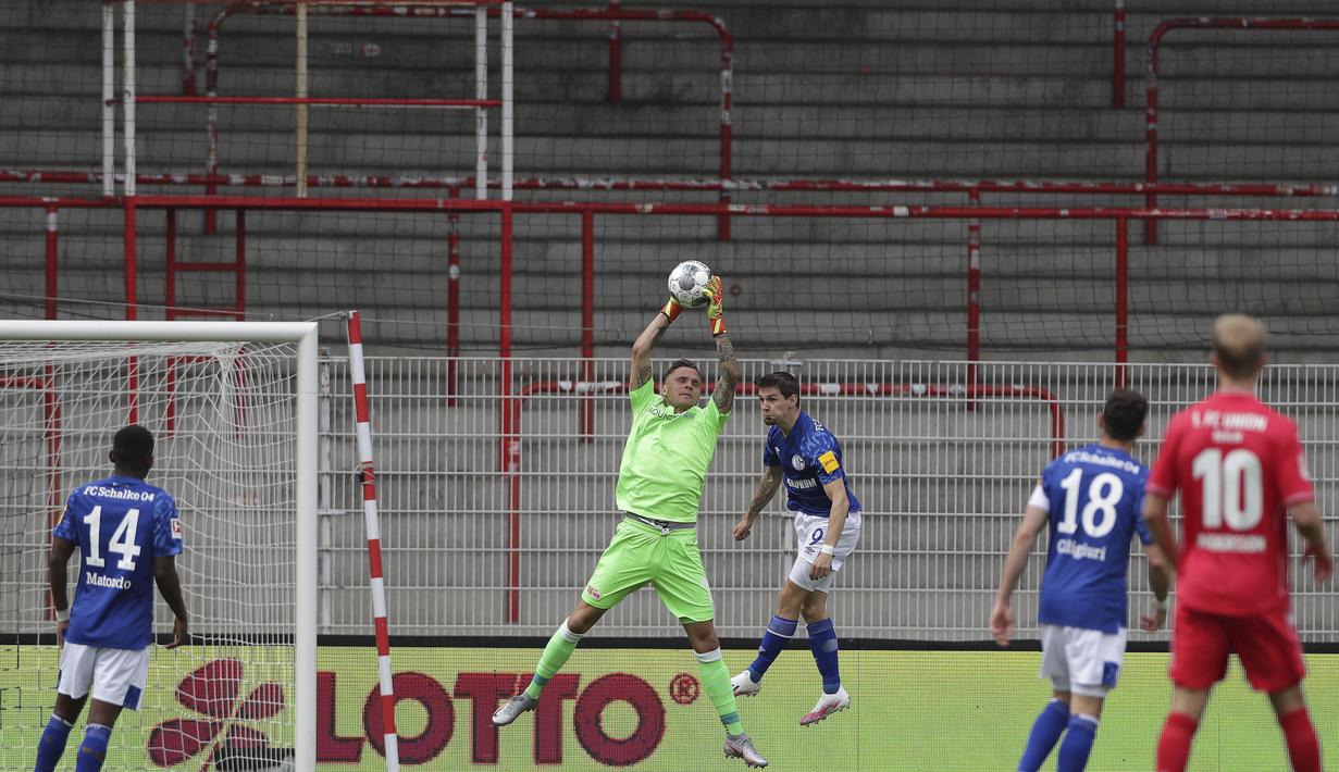 Kiper Union Berlin, Rafal Gikiewicz, menangkap bola saat melawan Schalke pada laga Bundesliga di Weserstadion Minggu (7/6/2020). Kedua tim bermain imbang 1-1. (AP/Michael Sohn)