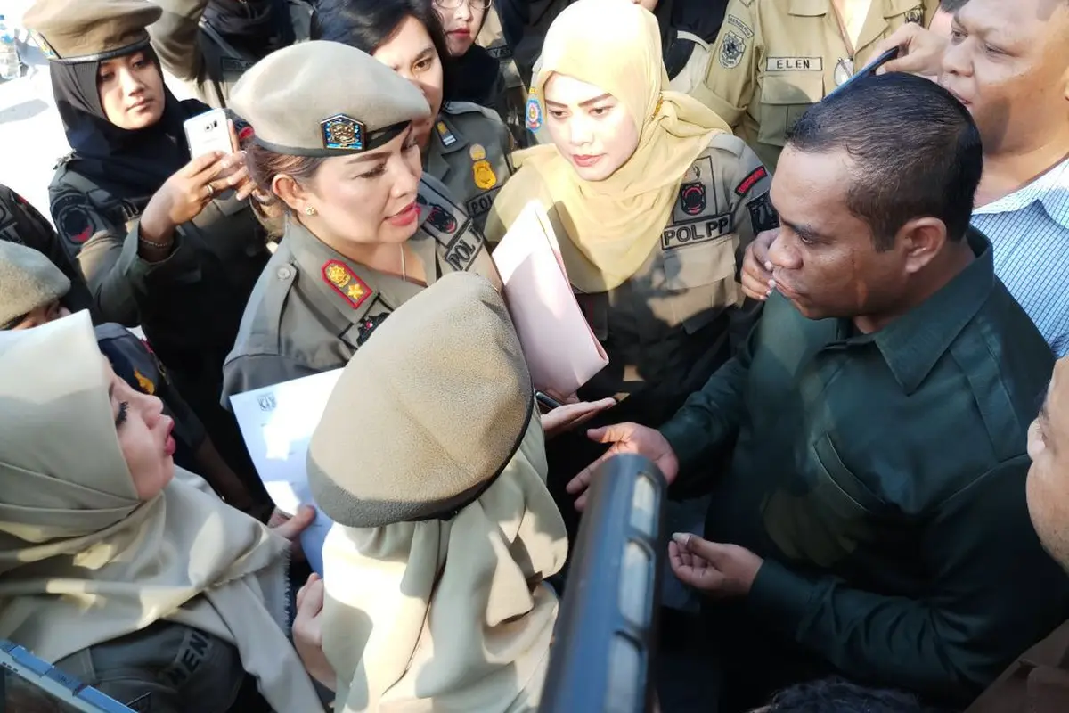 Satpol PP Perempuan Adu Mulut dengan Petugas Keamanan Alexis