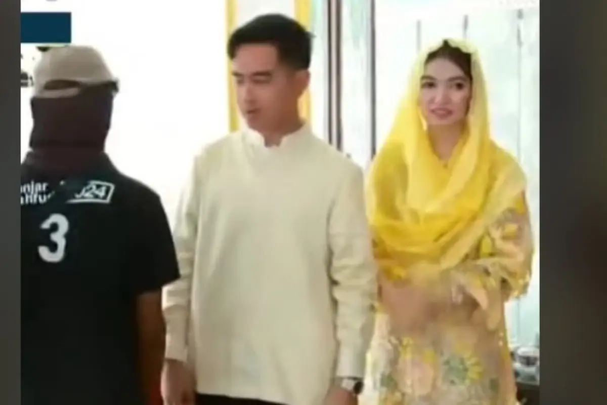 Reaksi Gibran Rakabuming Melihat Tamu Open House di Runah Dinasnya Pakai Kaus 03