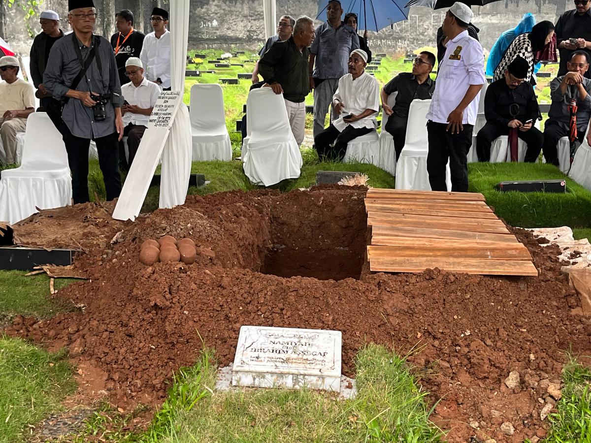 Suasana Pemakaman Suami Najwa Shihab di TPU Jeruk Purut