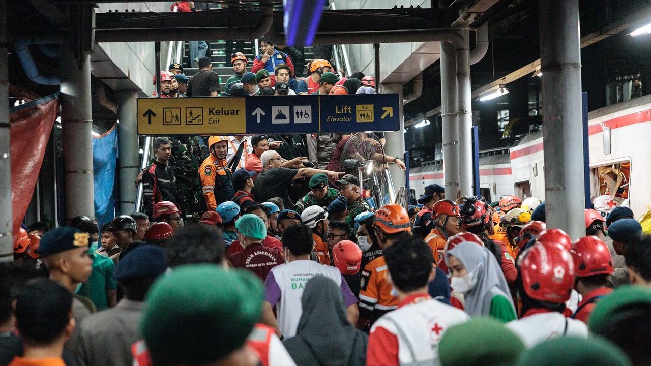 FOTO: Evakuasi Dramatis Korban Tabrakan Kereta di Bekasi Timur