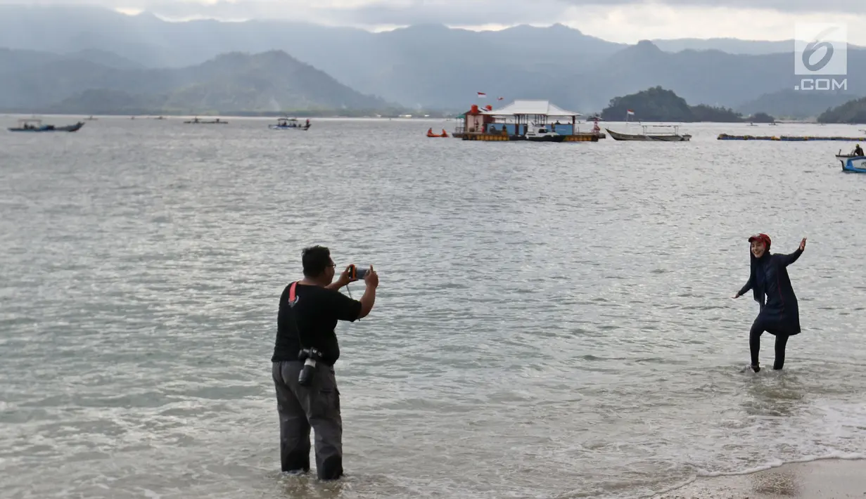 Istri bupati Trenggalek Novita Hardini berpose usai olah raga Stand Up Paddle di Pantai Mutiara, Trenggalek, Jawa Timur, Sabtu (7/9/2019). Meski mempunyai banyak kesibukan, wanita kelahiran 22 November 1990 ini juga tetap menjadi seorang ibu yang telaten. (Liputan6.com/Herman Zakharia)