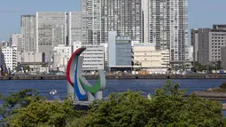 Simbol Paralimpiade "Three Agitos" terlihat dipasang di Taman Laut Odaiba, Tokyo pada Jumat (20/8/2021). Ajang Paralimpiade Tokyo dibuka pada 24 Agustus dalam sebuah upacara yang akan digelar di Stadion Nasional Tokyo. (Yuichi Yamazaki/Pool Photo via AP)