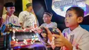 Sejumlah anak-anak menikmati permainan pada acara Ngabuburit Bareng Anak Yatim di Timezone Lippo Mall Kemang, Jakarta, Kamis (23/5/2019). Sepanjang bulan suci Ramadan Lippo Mall Indonesia mengundang lebin 4000 anak yatim dengan memberi kesempatan bermain. (Liputan6.com/Fery Pradolo)