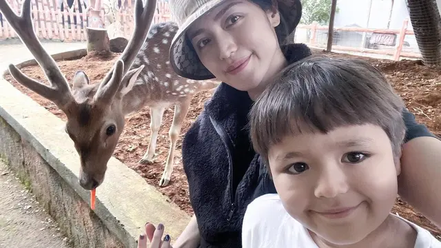 Sempat Diseruduk Zebra, 6 Potret Jessica Iskandar Main Ke Kebun Binatang