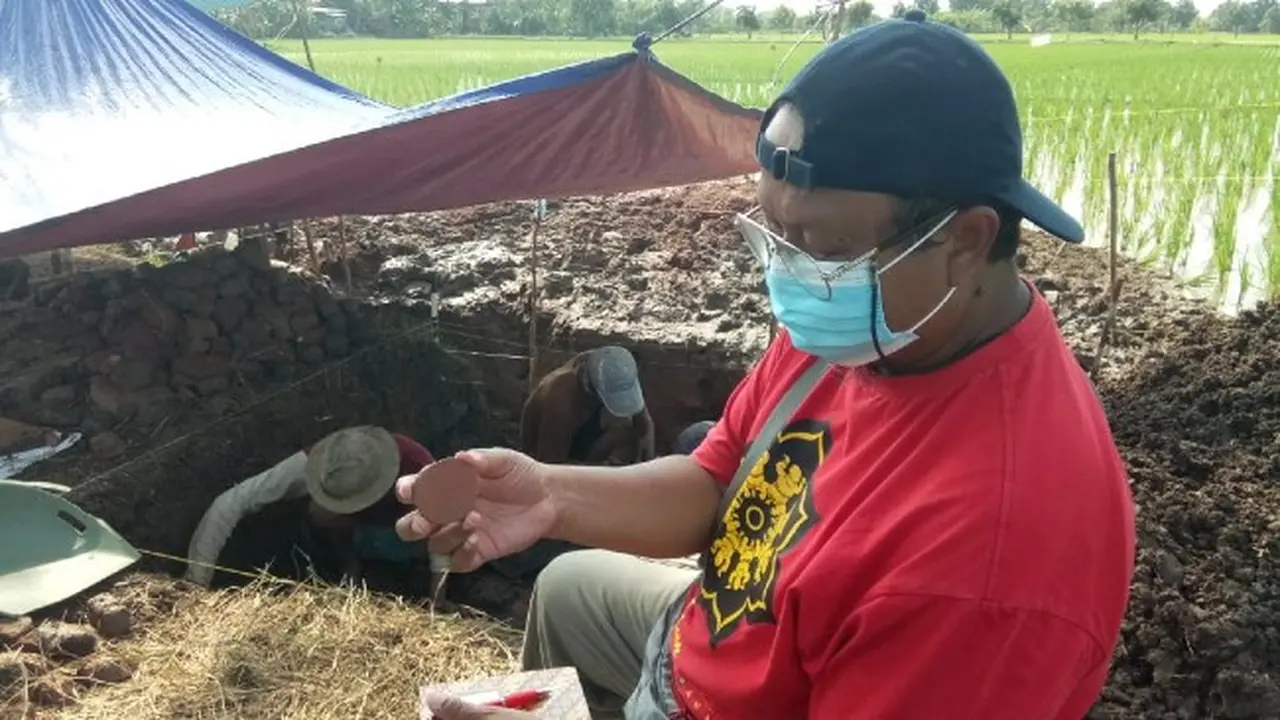 Temuan Alat Permainan Anak Pada Bangunan Diduga Candi di Indramayu