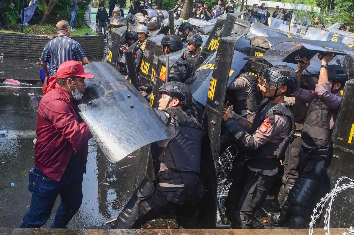FOTO: Bentrok Saat  Eksekusi Pengosongan Hotel Sultan di Kawasan GBK