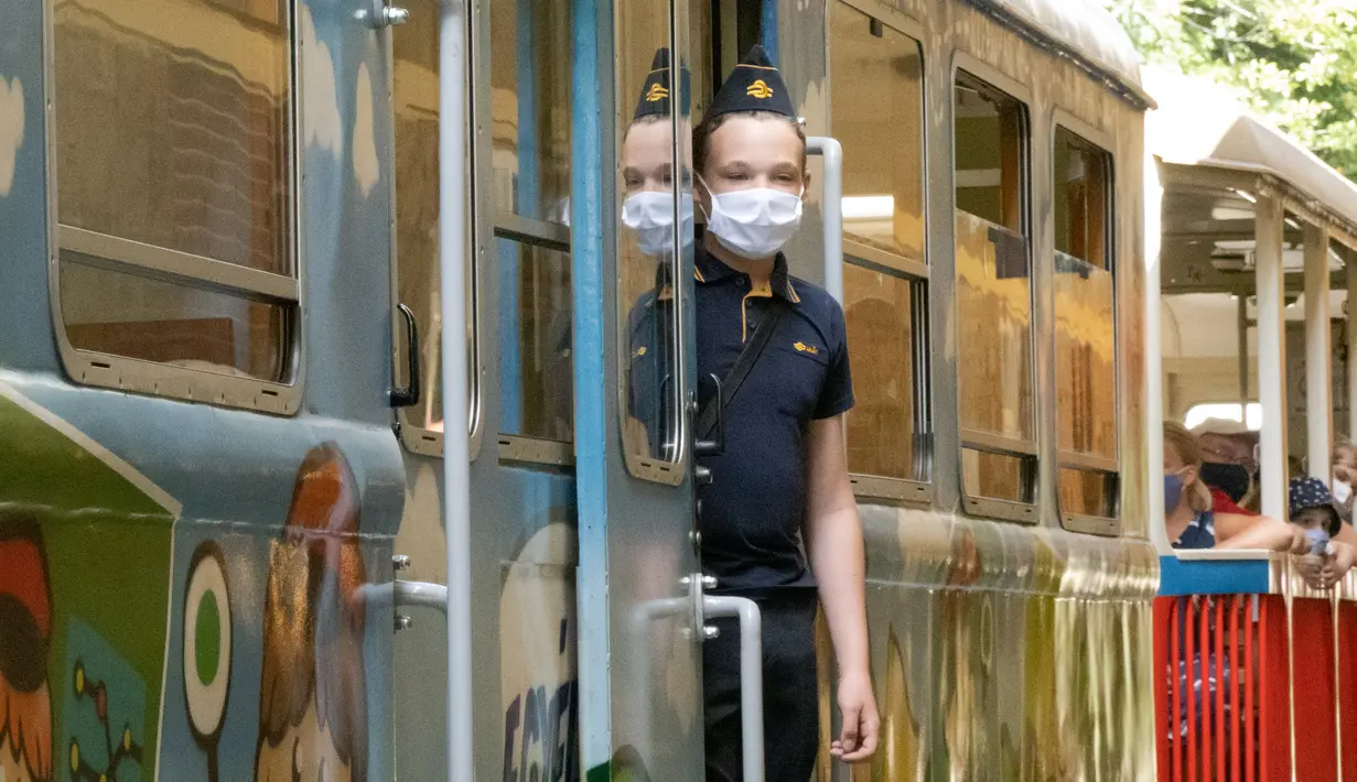 Seorang anak bekerja di sebuah kereta di Jalur Kereta Anak di Budapest, 26 Agustus 2020. Jalur kereta sempit yang melintasi hutan perbukitan di ibu kota Hungaria ini sebagian besar layanan komersial dan manajemen lalu lintasnya dilakukan  anak-anak usia 10-14 tahun (Xinhua/Attila Volgyi)