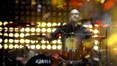 Membawakan lagu "Kita Tidak Sedang Bercinta Lagi", Geisha berkolaborasi dengan drummer Padi, Yoyo di Studio Penta SCTV, Jakarta, Selasa (13/05/14). (Liputan6.com/Andrian Martinus) 