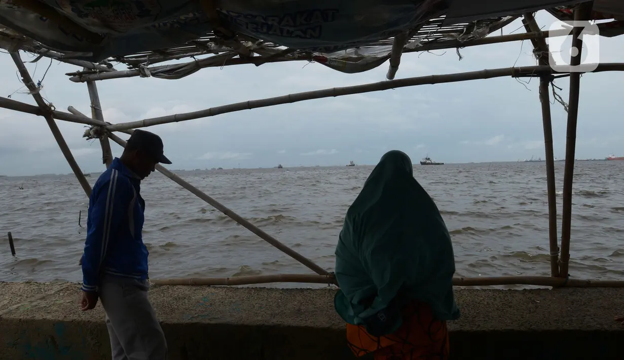 Aktivitas warga di pantai Marunda dan kawasan Si Pitung, Jakarta, Kamis (9/12/2021). Di beberapa titik masih tergenang akibat banjir rob (air laut pasang) dan gelombang  pasang air laut merupakan masalah serius yang dihadapi beberapa wilayah pesisir di Indonesia. (merdeka.com/Imam Buhori)