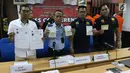 Kepala Kantor Imigrasi Kelas I Jakarta Pusat Is Edy Ekoputranto menunjukkan barang bukti pemalsuan visa asing di Jakarta, Selasa (6/3). Empat WNA diduga memalsukan telex visa RI dan stiker visa negara asing. (Liputan6.com/Arya Manggala)