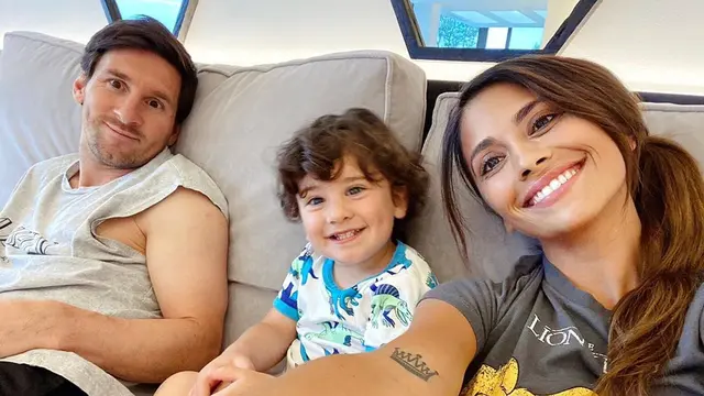 Jatuh Cinta Sejak Usia 9 Tahun, Ini 6 Potret Mesra Lionel Messi dengan Istri