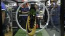 Salah satu sepatu yang dijual di toko Fisik Football di AEON Mall, Jakarta, Sabtu (30/9/2017). Fisik Football menjual berbagai macam perlengkapan sepak bola. (Bola.com/M Iqbal Ichsan)