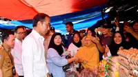 Presiden Joko Widodo (Jokowi) meninjau langsung kondisi harga bahan pangan yang ada di Pasar Tanjung Bungur, Jambi (Biro Pers, Media, dan Informasi Sekretariat Presiden)