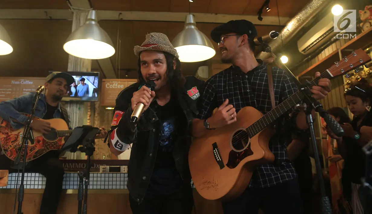 Ekspresi Aktor Rio Dewanto, Chico Jerikho dan Penyanyi Glenn Fredly saat membawakan soundtrack film filosofi kopi 2 di kawasan Melawai, Jakarta, Selasa (23/05). Lagu tersebut merupakan lagu daur ulang milik band Sheila on 7. (Liputan6.com/Herman Zakharia)