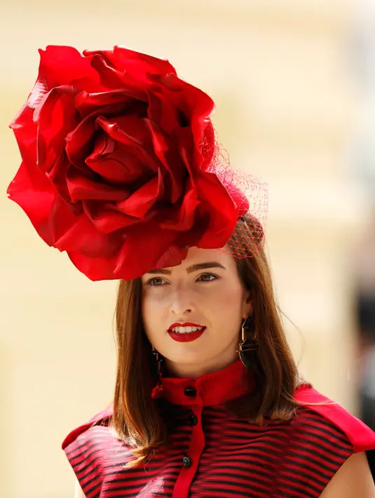 Wanita penggemar balap kuda menggunakan topi yang unik di Ascot Racecourse, Inggris , (16/6).  Kegiatan ini juga bertepatan dengan hari wanita acegoers. (Reuters / Toby Melville)