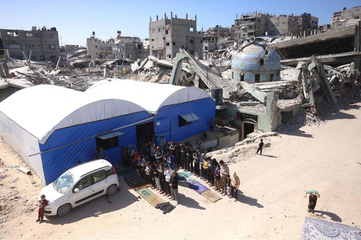 FOTO: Salat Jumat Pertama Ramadan di Tengah Reruntuhan Gaza