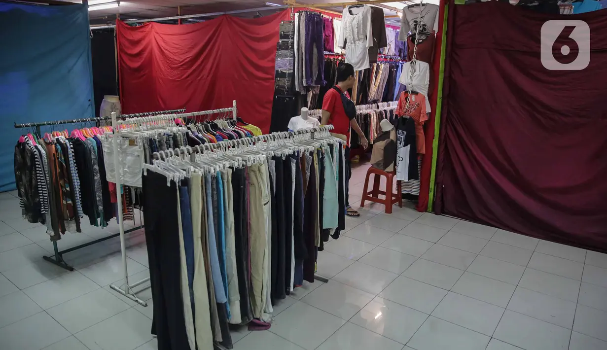 Pengunjung melintas di antara kios pedagang di Pasar Baru Metro Atom, Jakarta, Kamis (5/12/2019). Pedagang kaki lima yang berada di kawasan bahu Jalan Raya Senen, akan direlokasi ke Pasar Baru Metro Atom sesuai permintaan mereka yang menolak dipindah ke Pasar Kenari. (Liputan6.com/Faizal Fanani)