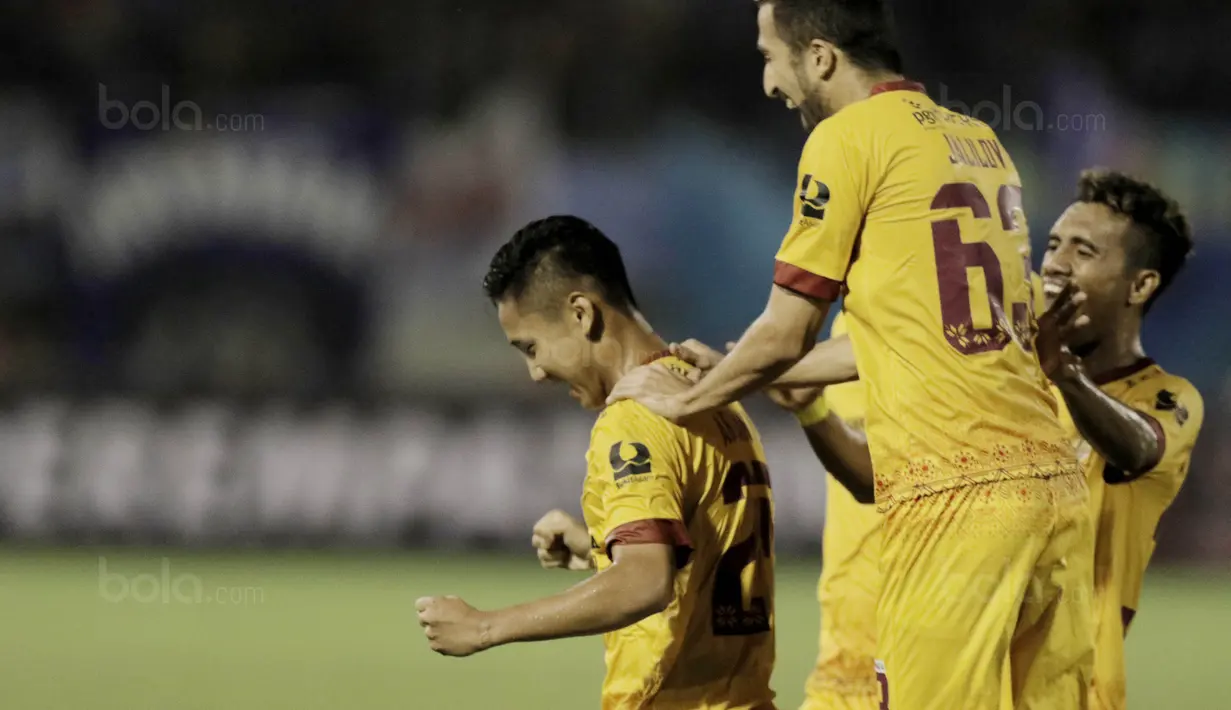 Gelandang Sriwijaya FC, Syahrian Abimanyu, melakukan selebrasi usai mencetak gol ke gawang Arema FC pada laga perempat final Piala Presiden di Stadion Manahan, Solo, Minggu, (4/2/2018). Sriwjaya FC menang 3-1 atas Arema FC. (Bola.com/M Iqbal Ichsan)