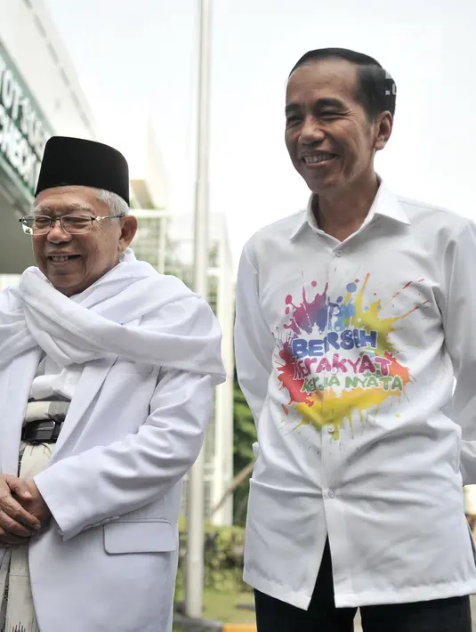 Pasangan bakal calon presiden dan wakil presiden Joko Widodo atau Jokowi (kanan) dan KH Ma'ruf Amin (kiri) saat tiba di RSPAD Gatot Subroto, Jakarta, Minggu (12/8). Jokowi dan KH Ma'ruf Amin tiba pukul 08.00 WIB. (Merdeka.com/Iqbal Nugroho)