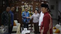 KetuM PDI-P Megawati Soekarnoputri  menerima kedatangan Ketum PAN, Zulkifli Hasan di kediaman Megawati, Jakarta, Selasa (22/11). Pertemuan tertutup tersebut membahas situasi politik terkini dan pilkada serentak 2017. (Liputan6.com/Faizal Fanani)